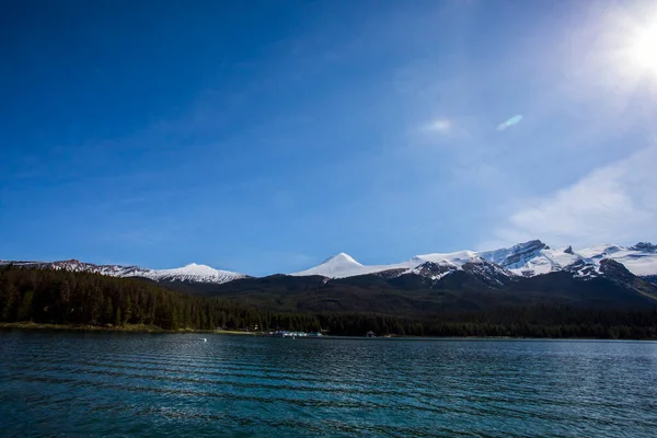 加拿大贾斯珀国家公园Maligne湖的夏季风景和人们划船和捕鱼 — 图库照片