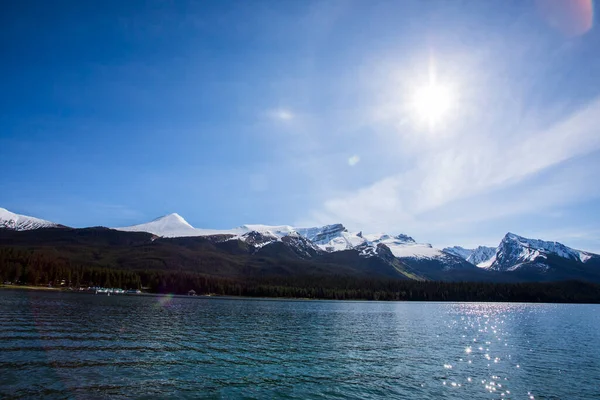 Paisagem Verão Pessoas Caiaque Pesca Lago Maligne Parque Nacional Jasper — Fotografia de Stock