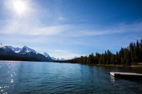 Paesaggio Estivo Persone Kayak Pesca Nel Lago Maligne Jasper National — Foto Stock
