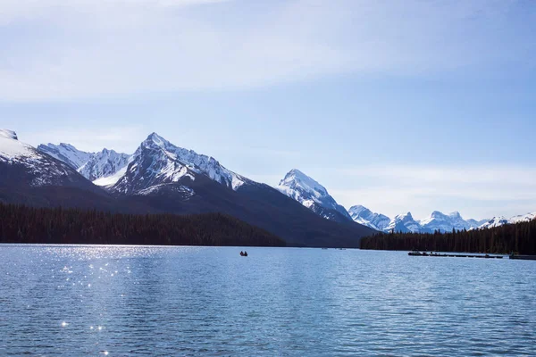 Sommerlandschaft Und Menschen Kajakfahren Und Angeln Maligne Lake Jasper National — Stockfoto