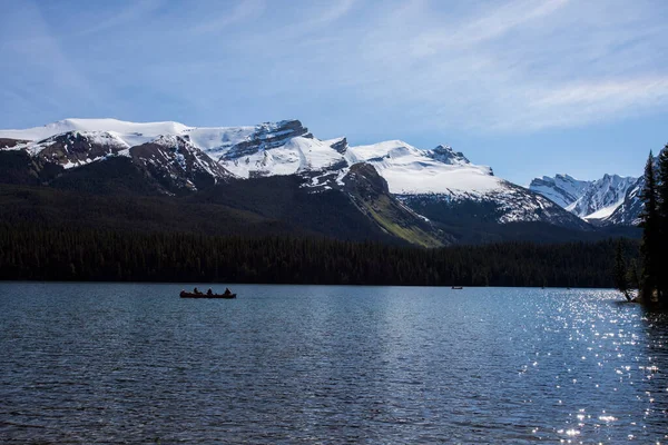 Paesaggio Estivo Persone Kayak Pesca Nel Lago Maligne Jasper National — Foto Stock