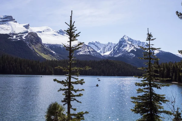 Paisagem Verão Pessoas Caiaque Pesca Lago Maligne Parque Nacional Jasper — Fotografia de Stock