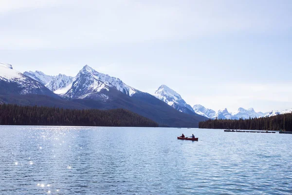 加拿大贾斯珀国家公园Maligne湖的夏季风景和人们划船和捕鱼 — 图库照片