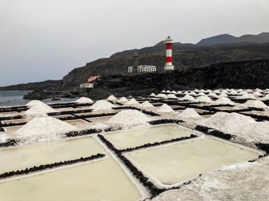 Fuencaliente Deniz Feneri 'ndeki yaz sahnesi La Palma, Kanarya Adaları' ndaki Salt Flats 'ın yanında..