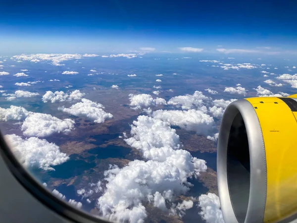 Flugzeugflug Tragfläche Eines Flugzeugs Über Den Wolken Und Dem Meer — Stockfoto