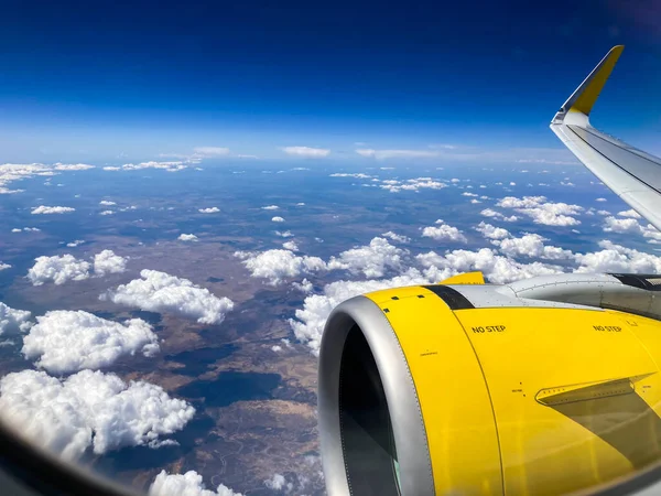 Vuelo Avión Ala Avión Volando Sobre Las Nubes Mar Palma — Foto de Stock