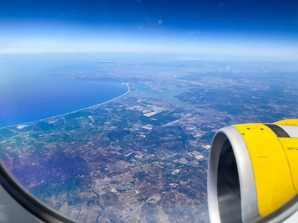 Voo Avião Ala Avião Voando Acima Das Nuvens Mar Palma — Fotografia de Stock