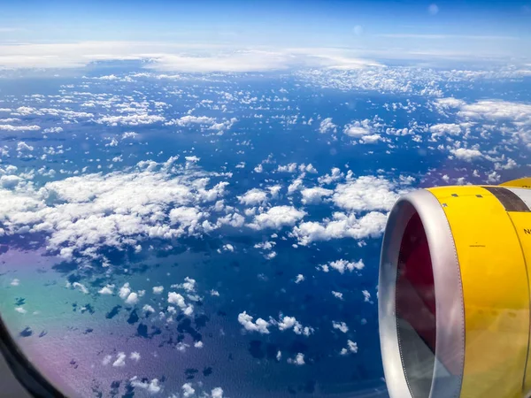 Flygplansflygning Vingar Ett Flygplan Som Flyger Ovanför Molnen Och Havet — Stockfoto