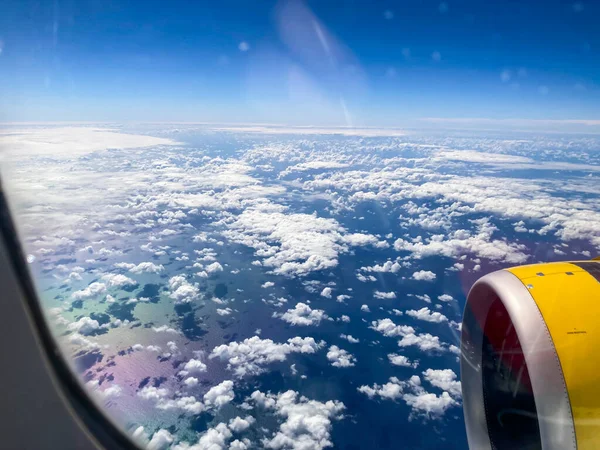 Flygplansflygning Vingar Ett Flygplan Som Flyger Ovanför Molnen Och Havet — Stockfoto
