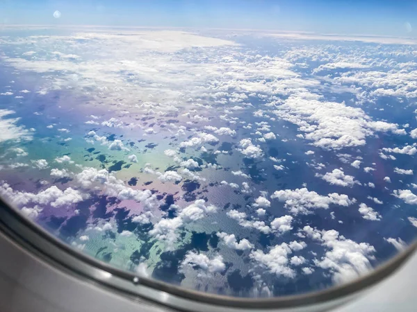 飞机飞行 西班牙加那利群岛拉帕尔马 一架在云彩和海面上空飞行的飞机的联队 从飞机的窗户看 — 图库照片
