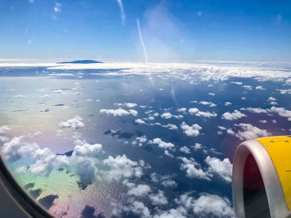 Voo Avião Ala Avião Voando Acima Das Nuvens Mar Palma — Fotografia de Stock