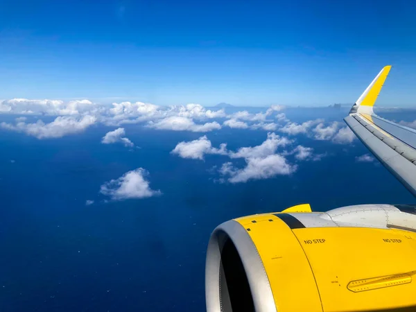ยวบ นเคร องบ กเคร องบ นเหน อเมฆและทะเลในลา ปาล เกาะคานาร สเปน — ภาพถ่ายสต็อก