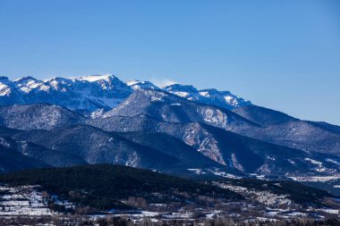 La Cerdnya 'da kış manzarası, Pireneler, Katalonya, İspanya