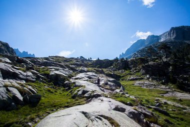 Aiguestortes 'teki Vall de Boi' de genç yürüyüşçü kadın ve Sant Maurici Ulusal Parkı, Pireneler, İspanya