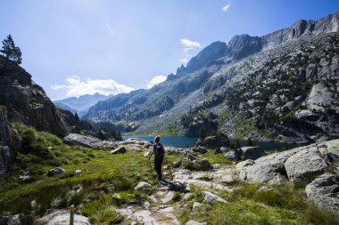 Aiguestortes 'teki Vall de Boi' de genç yürüyüşçü kadın ve Sant Maurici Ulusal Parkı, Pireneler, İspanya