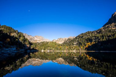 Sonbahar manzarası, Aiguestortes ve Sant Maurici Ulusal Parkı, Pireneler, İspanya