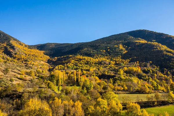 西班牙比利牛斯Aiguestortes和Sant Maurici国家公园秋季景观 — 图库照片