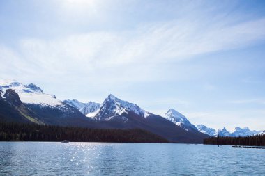 Yaz manzarası ve Maligne gölünde kayak yapan ve balık tutan insanlar, Kanada 'da Jasper Ulusal Parkı