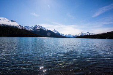 Yaz manzarası ve Maligne gölünde kayak yapan ve balık tutan insanlar, Kanada 'da Jasper Ulusal Parkı
