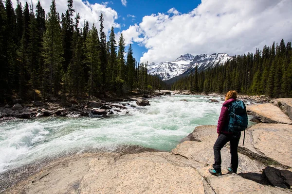 Mistaya Kanyonu 'nda genç bir kadın, Kanada' da Banff Ulusal Parkı