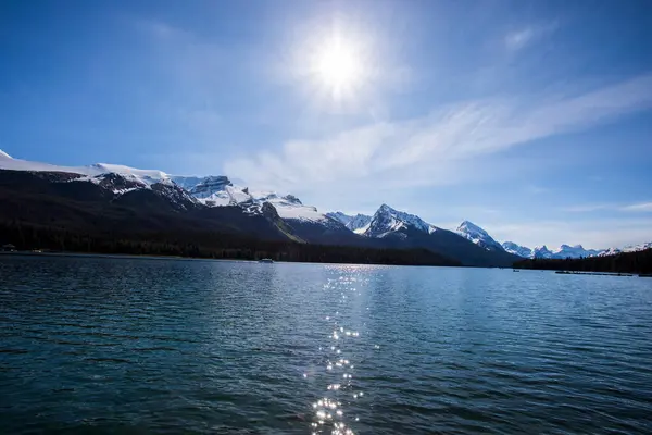 Sommar Landskap Och Människor Kajakpaddling Och Fiske Maligne Sjön Jasper — Stockfoto