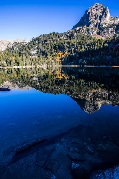 Sonbahar manzarası, Aiguestortes ve Sant Maurici Ulusal Parkı, Pireneler, İspanya