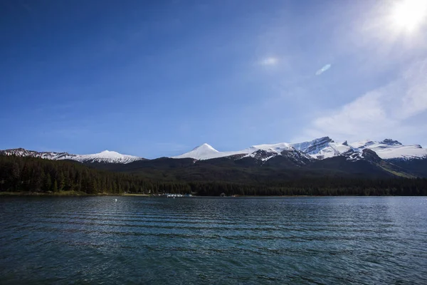 Sommar Landskap Och Människor Kajakpaddling Och Fiske Maligne Sjön Jasper — Stockfoto