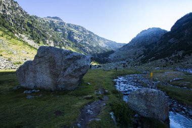 Aiguestortes 'teki Vall de Boi' de genç yürüyüşçü kadın ve Sant Maurici Ulusal Parkı, Pireneler, İspanya