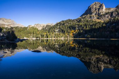 Sonbahar manzarası, Aiguestortes ve Sant Maurici Ulusal Parkı, Pireneler, İspanya