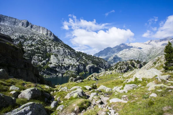 Jovem Caminhante Vall Boi Aiguestortes Parque Nacional Sant Maurici Pirinéus — Fotografia de Stock