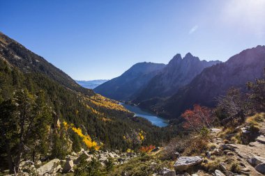 Sonbahar manzarası, Aiguestortes ve Sant Maurici Ulusal Parkı, Pireneler, İspanya