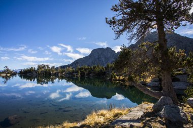 Sonbahar manzarası, Aiguestortes ve Sant Maurici Ulusal Parkı, Pireneler, İspanya