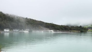 Oldevatnet Gölü ve Norveç 'teki Briksdal Vadisi' nde çok yağmurlu bir gün.