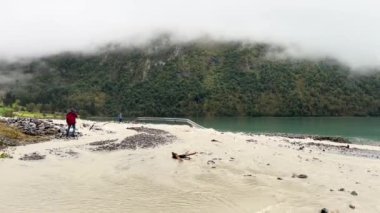 Briksdal, Norveç; 11 Eylül 2023: Nehir Tufanı Norveç 'in Briksdal Vadisi' nin yanındaki yola taştı