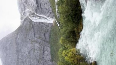 Norveç, Briksdal Buzul Vadisi 'nde çok yağmurlu bir gün.