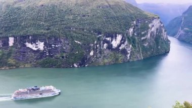 Yağmurlu bir günde Geiranger Fjord, Norveç 'i geçen bir gemi gezisi sahnesi.