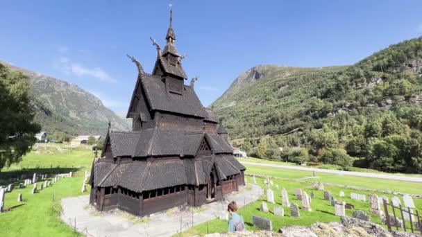 Mladá Žena Kráčející Létě Směrem Dřevěnému Kostelu Borgundu Norsko — Stock video
