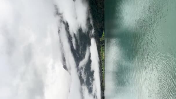 Scène Une Journée Très Pluvieuse Lac Oldevatnet Dans Vallée Briksdal — Video