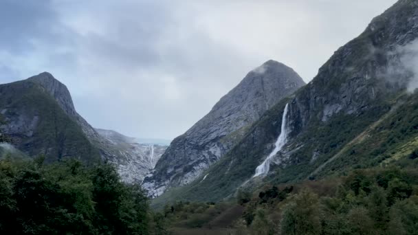Una Escena Día Muy Lluvioso Valle Del Glaciar Briksdal Noruega — Vídeos de Stock