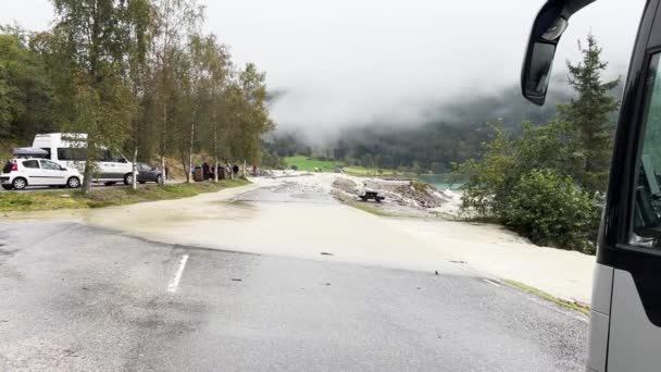 Inundación Del Río Derrama Carretera Cerca Del Valle Briksdal Noruega — Vídeos de Stock