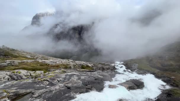 挪威Trollstigen路危险而风景秀丽的雨天场景 — 图库视频影像