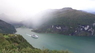 Norveç 'teki Geiranger Fjord' u geçen yağmurlu bir günde bir sahne.