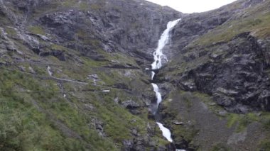 Yağmurlu bir günde bir sahne ve Norveç 'teki tehlikeli ve manzaralı Trol Bayramı Yolu' nda motorlu evler.