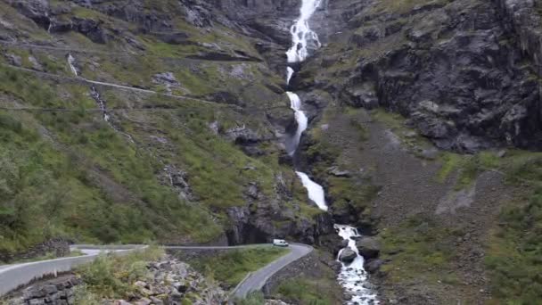 Scéna Deštivého Dne Obytné Automobily Nebezpečné Malebné Trollstigen Road Norsku — Stock video