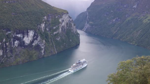 Una Escena Día Lluvioso Crucero Cruzando Fiordo Geiranger Noruega — Vídeo de stock