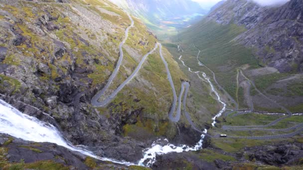Сцена Дождливый День Мотоциклы Опасной Живописной Тролльской Дороге Норвегии — стоковое видео