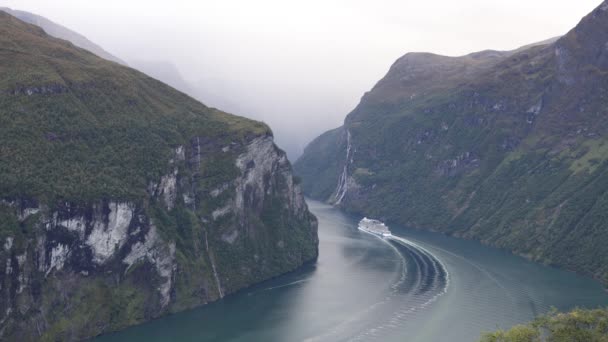 Scen Regnig Dag Kryssning Korsar Geiranger Fjord Norge — Stockvideo