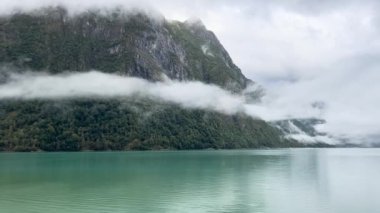 Oldevatnet Gölü ve Norveç 'teki Briksdal Vadisi' nde çok yağmurlu bir gün.