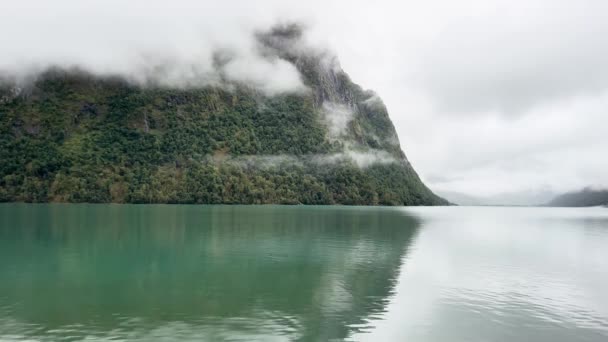 Scéna Velmi Deštivého Dne Jezera Oldevatnet Údolí Briksdal Norsku — Stock video
