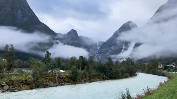 ノルウェーのブリクスダル氷河渓谷で非常に雨の日のシーン — ストック動画